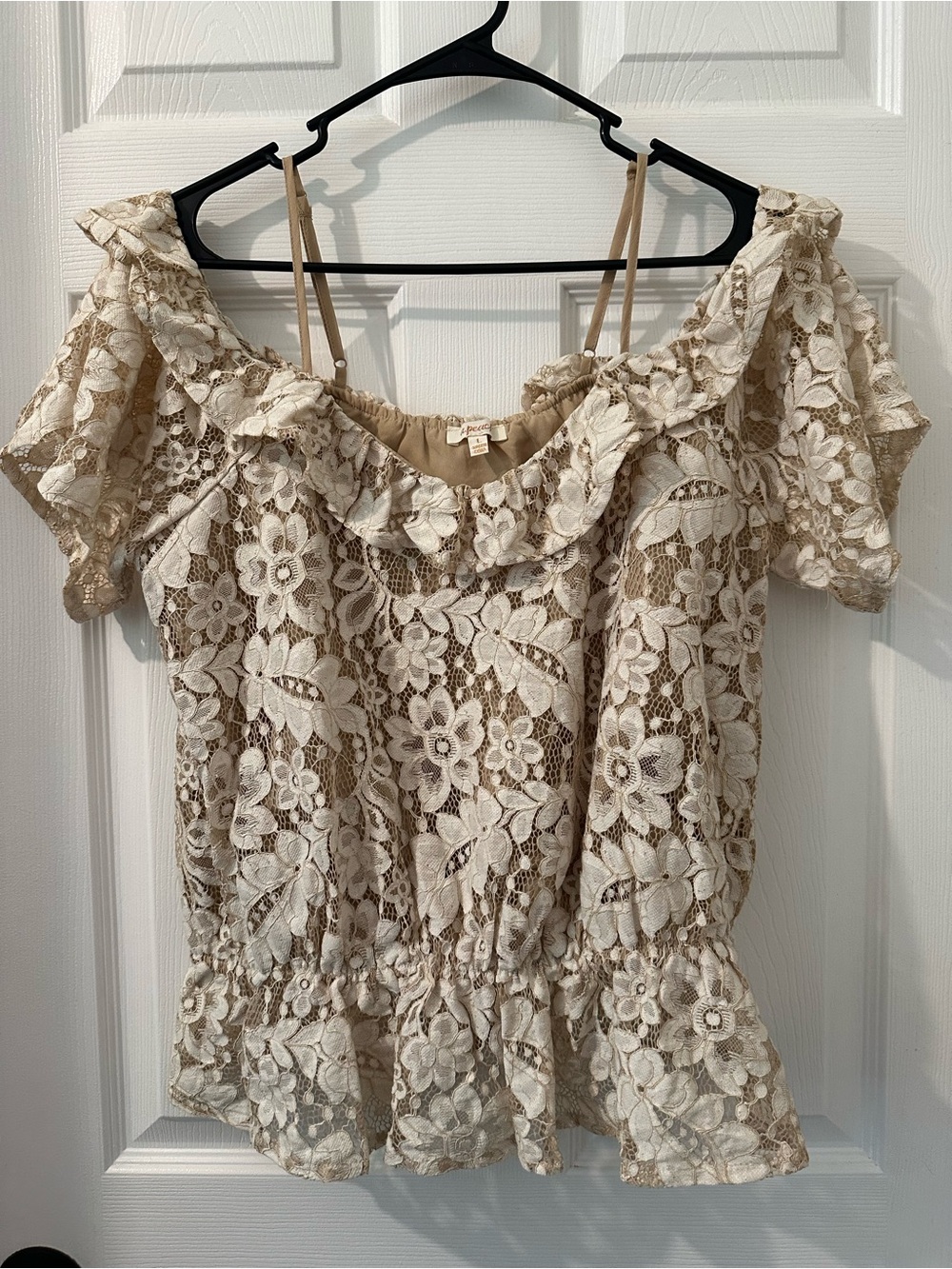 Women’s Lace Off-Shoulder Top in Cream — A. Peach